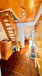 um quarto com uma escada e um piso de azulejo em Küstenliebe em Norden