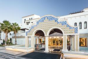 una tienda frente a un edificio azul y blanco en Pine Cliffs Hotel, a Luxury Collection Resort, Algarve, en Albufeira