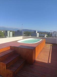 una piscina en la parte superior de un edificio con terraza en Sun Apart en Salta