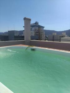 une piscine sur le toit d'un bâtiment dans l'établissement Sun Apart, à Salta