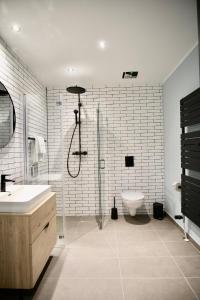W łazience znajduje się prysznic, umywalka i toaleta. w obiekcie The Base Berlin ONE w Berlinie