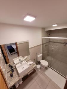 ein Bad mit einem Waschbecken, einem WC und einer Dusche in der Unterkunft VILLAGE DAS ACÁCIAS NO PISCINAS NATURAIS in Mata de Sao Joao