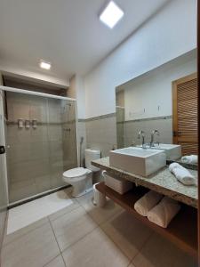 ein Bad mit einem Waschbecken, einer Dusche und einem WC in der Unterkunft VILLAGE DAS ACÁCIAS NO PISCINAS NATURAIS in Mata de Sao Joao