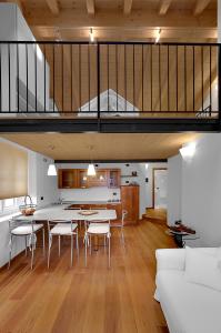kuchnia i salon ze stołem i krzesłami w obiekcie Rosa dei Venti - Lake view Apartments & Suites w mieście Bellano