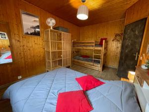 een slaapkamer met een groot bed en 2 stapelbedden bij Magnifique T3 entre lac et montagne près d'Annecy in Montmin