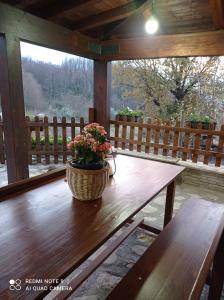 un tavolo da picnic con un cesto di fiori su un portico di B&B Giallo Siena a Colli al Volturno