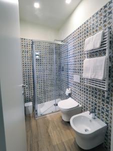 La salle de bains est pourvue d'une douche, de toilettes et d'un lavabo. dans l'établissement Le Nicchie - Ospitalità di Puglia LT, à Bisceglie