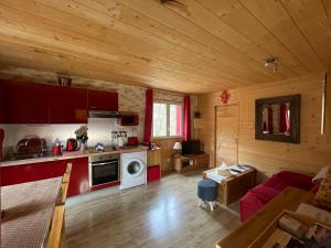 cocina y sala de estar de una cabaña de madera en Superbe T3 neuf en bord de rivière près d'Annecy en Montmin