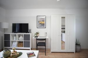 uma sala de estar com uma porta que leva a uma cozinha em Business Apartment - nah am Tierpark em Bielefeld