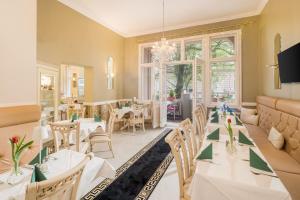 a dining room with white tables and chairs at Hotel Augusta Am Kurfürstendamm in Berlin