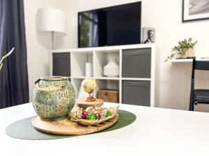 比勒費爾德的住宿－Business Apartment - nah am Tierpark，花瓶和一碗桌上的食物