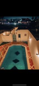 Blick auf den Pool in einem Haus in der Unterkunft درة العروس فيلا البيلسان الشاطي الازرق in Durrat Al-Arus
