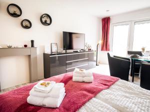 a bedroom with a bed with towels on it at TRUTH - Winternest - Smart TV - Terrasse - Kamin in Brilon