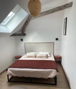 een slaapkamer met een groot bed met kussens erop bij Les Bulles Blanches in Avize +59 foto's