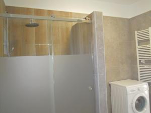 La salle de bains est pourvue d'une douche, de toilettes et d'un lavabo. dans l'établissement Petaloudes, à Kamilárion
