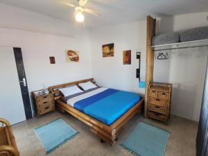 帕島的住宿－Laura's dream Appartments，一间卧室配有一张床和吊扇