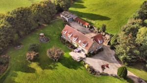 una vista aérea de una casa en un campo en Ticketyboo Suites en Pickering