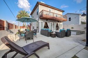 un patio con mesa, sillas y sombrilla en Sunkissed Sands en St. Augustine