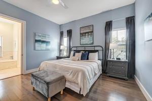 1 dormitorio con 1 cama grande y paredes azules en Sunkissed Sands en St. Augustine