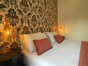 波多的住宿－波爾圖歷史公寓，一间卧室配有带白色床单和红色枕头的床。