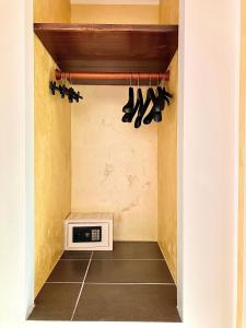 una piccola camera con forno a microonde e alcune scarpe di B&B Desenzano Paradise a Desenzano del Garda