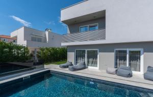 una casa con piscina delante de una casa en Villa Athos, en Karigador