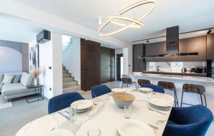 Un comedor y una cocina con mesa y sillas. en Villa Athos, en Karigador