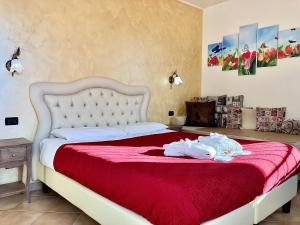 una camera da letto con un letto e due asciugamani di B&B Desenzano Paradise a Desenzano del Garda