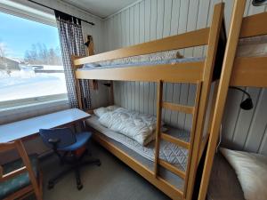 Soltun Soldatheim & Ungdomssenter في Sætermoen: سرير بطابقين ومكتب في الغرفة