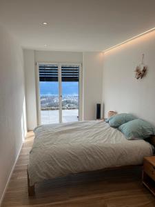 Letto o letti in una camera di Appartement moderne avec vue panoramique à Jongny proche de Montreux