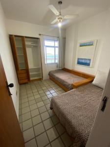 ein kleines Zimmer mit 2 Betten und einem Fenster in der Unterkunft Apt com vista p mar - Sea view in Guarapari