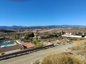 ariale Aussicht auf ein Dorf mit Bahnhof in der Unterkunft Villa Alta Vista in Albox