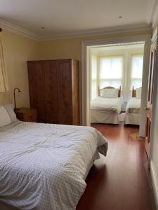 1 Schlafzimmer mit 2 Betten und 2 Fenstern in der Unterkunft Causeway Lodge in Aird