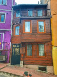 een houten huis met een deur in een straat bij Taksim History Wooden Hostel in Istanbul