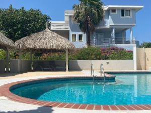 Bazén v ubytování Villa at secured gated resort near Mambo Beach! nebo v jeho okolí