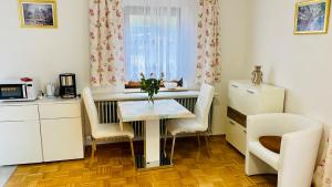uma cozinha com mesa e cadeiras num quarto em Alb-Rosa em Bad Herrenalb