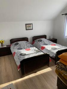 two twin beds in a room with at Mićin dom in Pirot