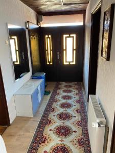 un pasillo con una alfombra delante de una puerta en Mićin dom, en Pirot