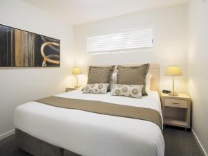 A bed or beds in a room at Oaks Middlemount Suites