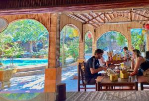 een groep mensen aan een tafel in een restaurant bij Mom's homestay in Ninh Binh