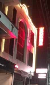 un edificio con luces rojas en el lateral. en Redbell Suites Manjeri, en Manjeri
