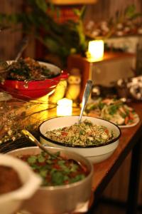 une table recouverte de bols de nourriture sur une table dans l'établissement Alaya Poleg, à Netanya