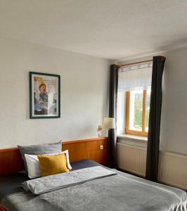 Schlafzimmer mit einem Bett und einem Fenster in der Unterkunft Wohlfühlherberge Weitblick in Erlbach