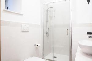 ein Bad mit einer Dusche, einem WC und einem Waschbecken in der Unterkunft Two Bedrooms Apt in Sorrento Center with Terrace in Sorrent