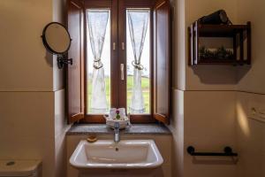 a bathroom with a sink and a window at O Viso Ecovillage - Hotel Ecologico Vegano in Orol