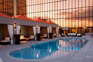 una piscina de hotel con una puesta de sol en el fondo en The Westin Chattanooga en Chattanooga