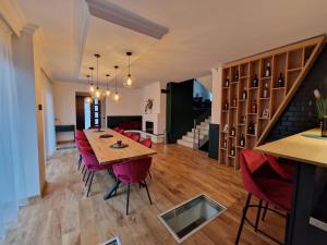 uma sala de jantar e sala de estar com mesa e cadeiras em Edit Villa Friends em Matrafured