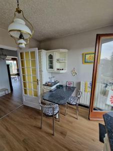 uma cozinha com mesa e cadeiras num quarto em Au Beau Voyage à 2 pas des Thermes em Thonon-les-Bains