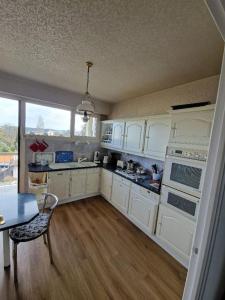 Køkken eller tekøkken på Au Beau Voyage à 2 pas des Thermes + 17 billeder