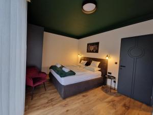 1 dormitorio con 1 cama con techo verde en Edit Villa Friends, en Mátrafüred
